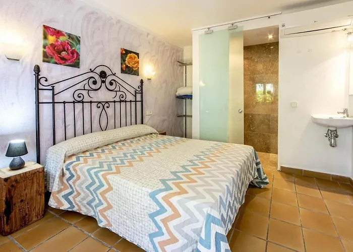 Traditional Near For 4 People By Renthousing Dom wakacyjny Pollensa